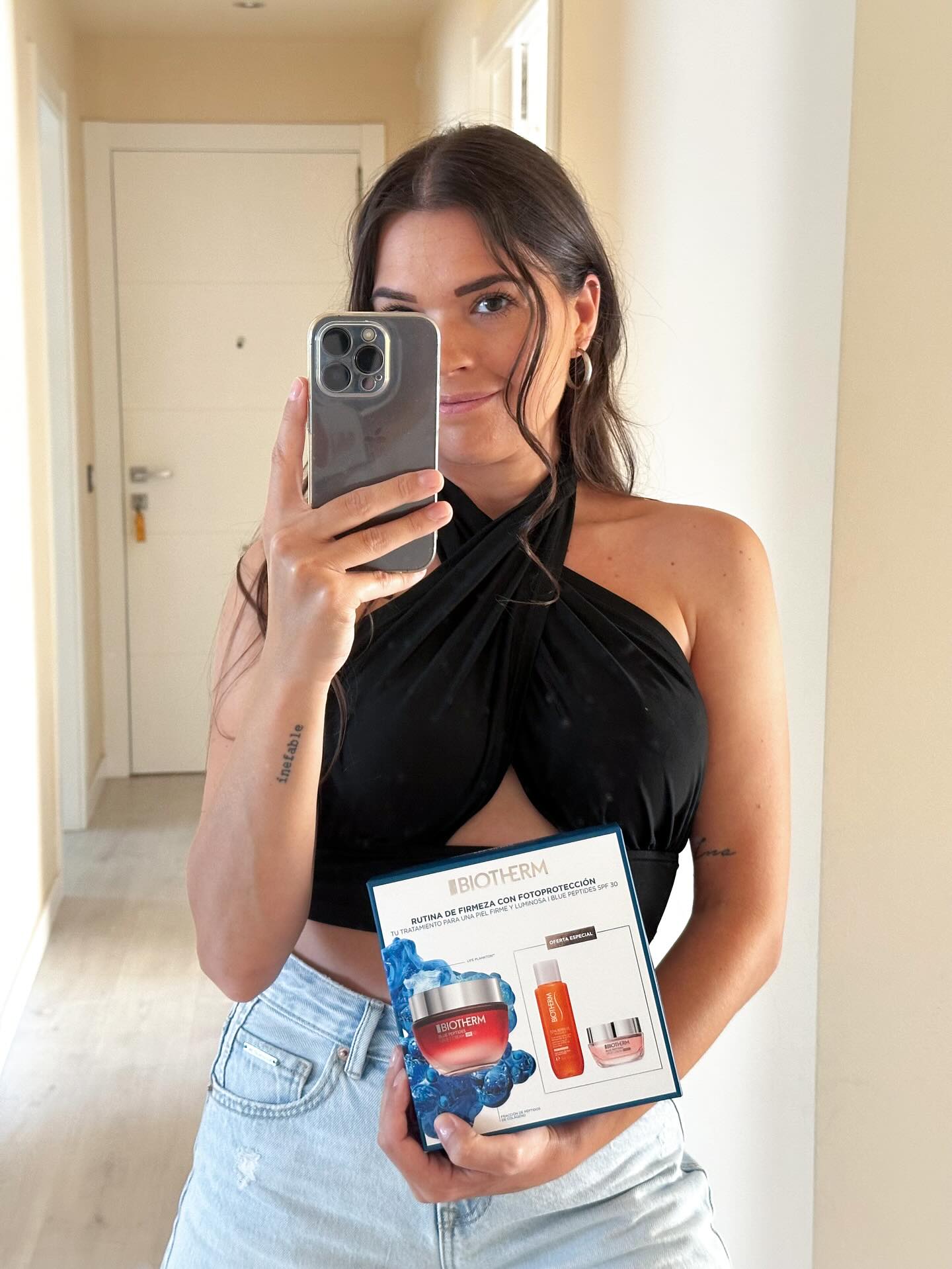 Instagram post by @iam_littleina for Skeepers. Caption reads: Regalo de Biotherm

Os presento El cofre Blue....