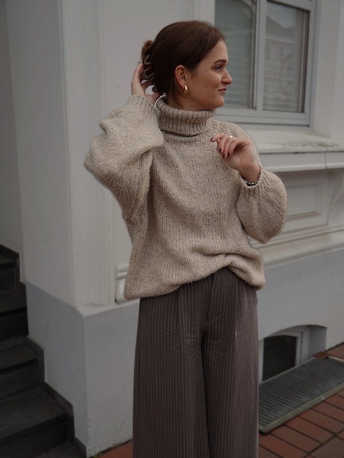 Instagram post by @mandy.kr for SASSYCLASSY. Caption reads: beige energy at its best @sassyclassy 

#ad....