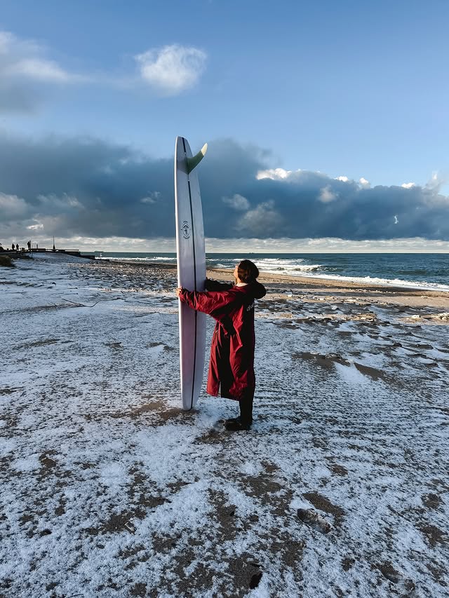 Instagram post by @maya.fiona for dryrobe. Caption reads: [...] coast ❄️🧣
Time to get cozy in my @dryrobe....