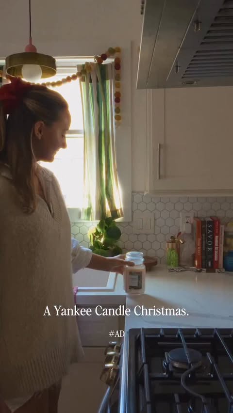 Instagram post by @savannahkbarry for Yankee Candle. Caption reads: [...] like the holidays have begun. ✨🕯️....