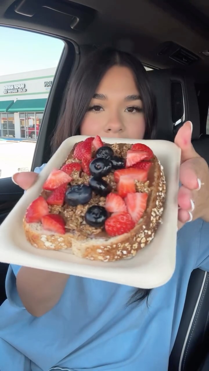 Instagram post by @itzellcastaneda for Smoothie King. Caption reads: @smoothieking you did not disappoint 🥰😌

#treat....