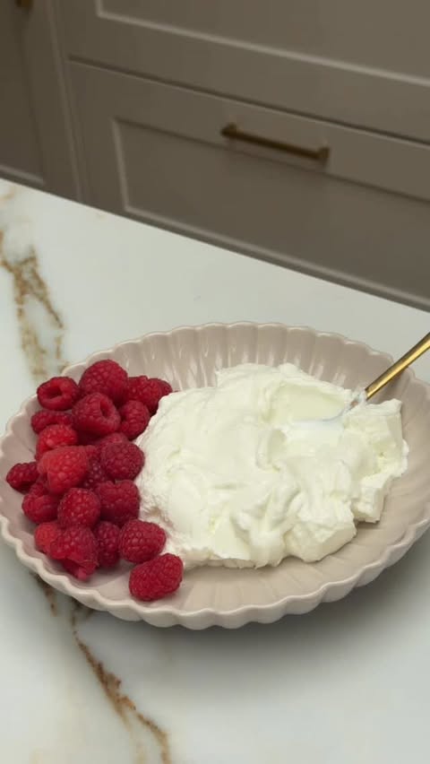 Instagram post by @emshelx for FAGE. Caption reads: [...] bowl - healthy breakfast - #yoghurtbowl -....