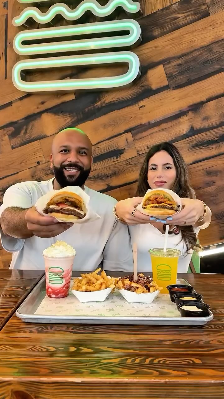 Instagram post by @fofoo_haa for Shake Shack. Caption reads: ⁨	⁨	⁨	⁨	دخلنا ‪‪‪@shakeshackme‬‬‬ 
وجربنا أقوى....