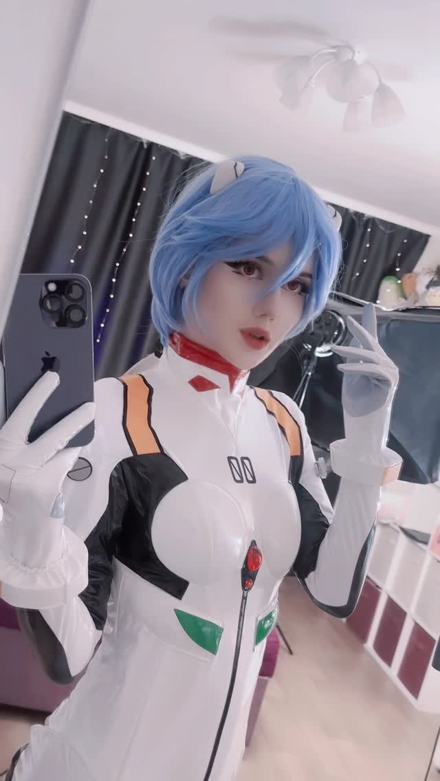 Instagram post by @_your_lei for RoleCosplay. Caption reads: [...] 🖤
Costume and accessories from:....