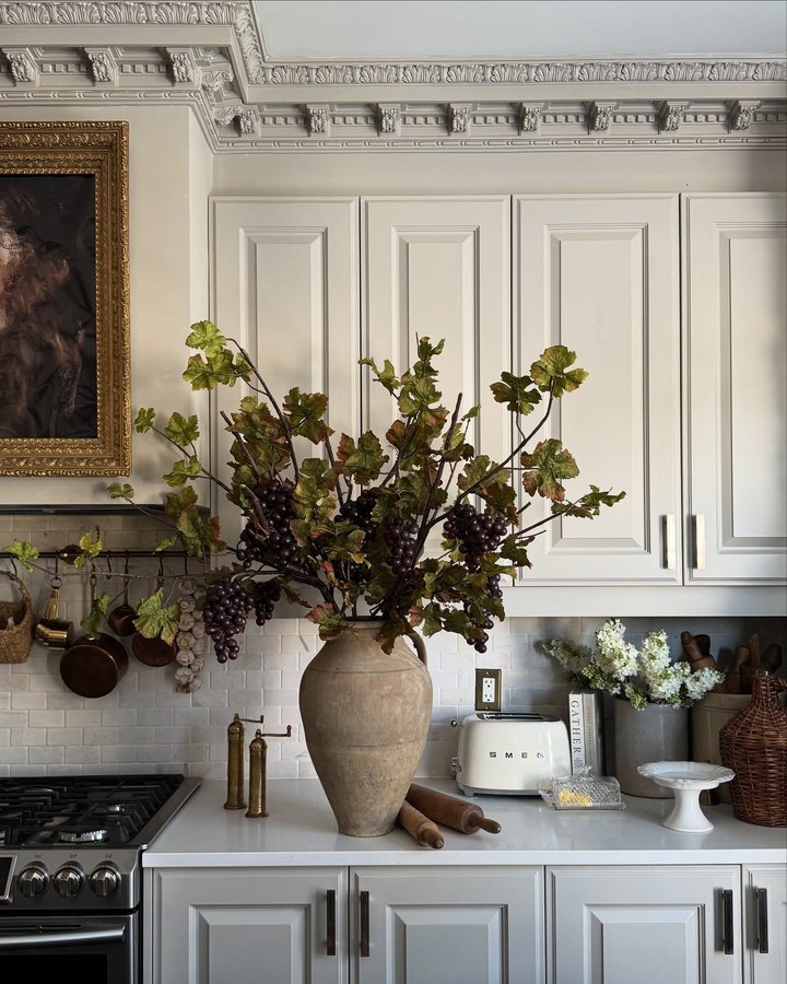 Instagram post by @salinamariahome for Afloral. Caption reads: For the love of flowers 🤍🌷 @afloral.