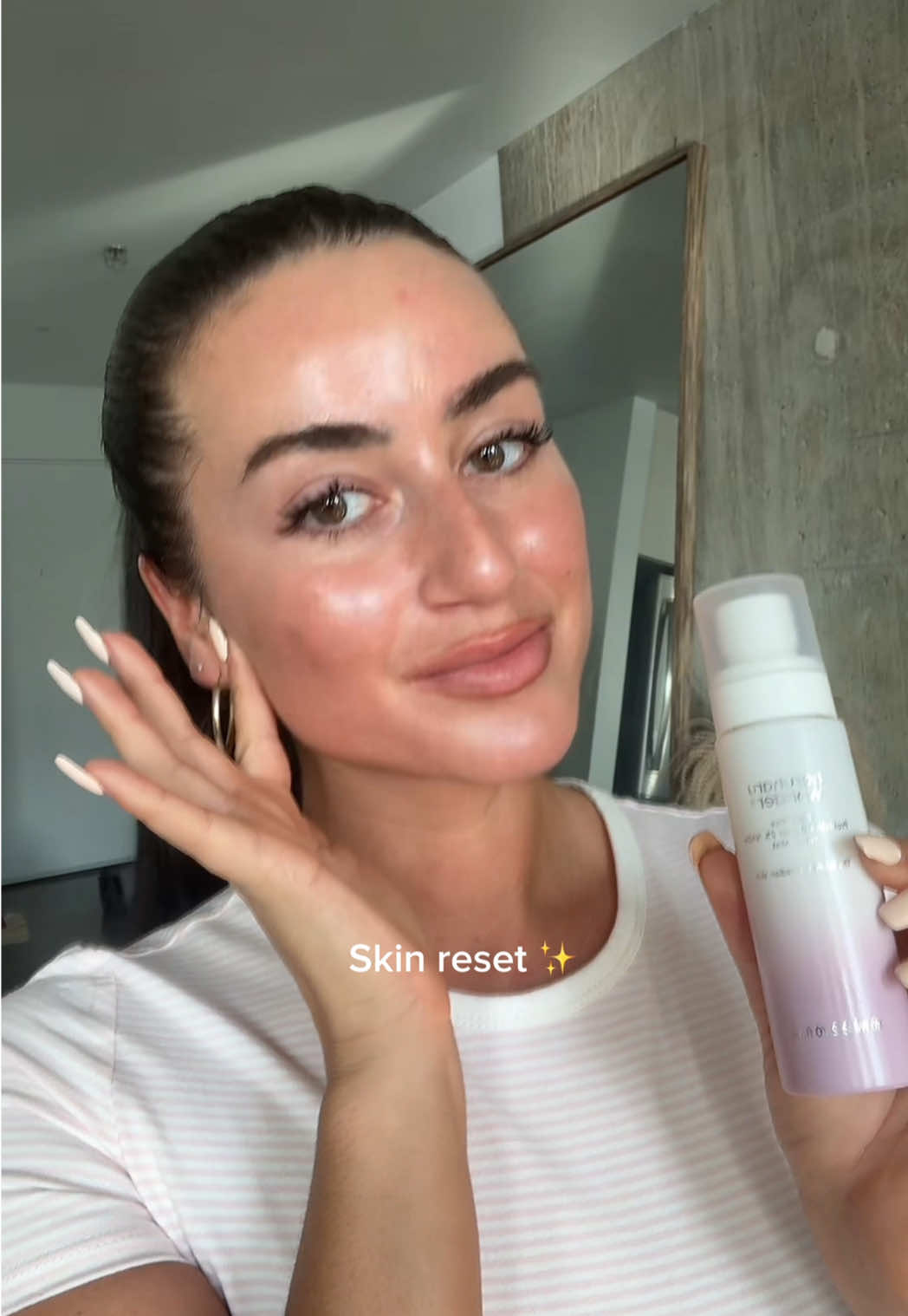 TikTok post by @sabinaalexiia for Haruharu Wonder. Caption reads: [...] or dry skin pls ✋🏼✨ • the NAD+ Mist from....