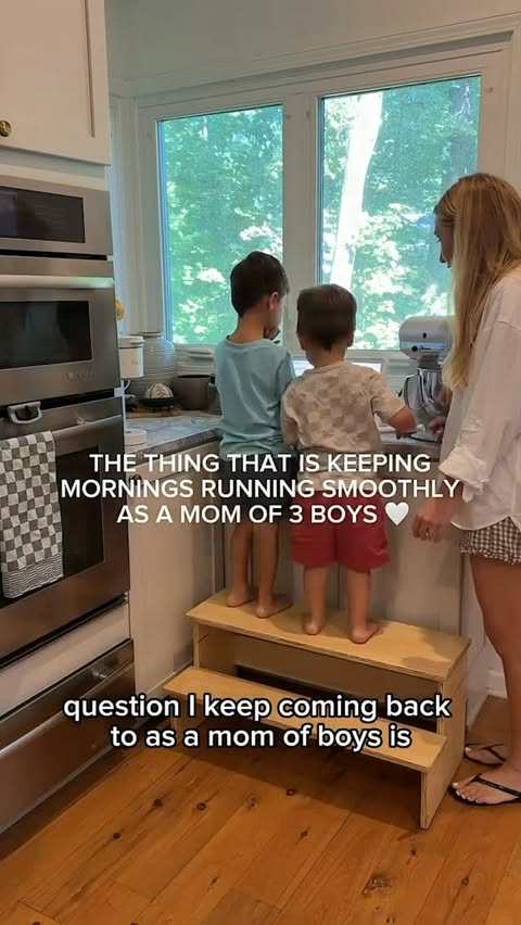 Instagram post by @lindseybosway for Skylight Frame. Caption reads: The @myskylight has made mornings so much easier....