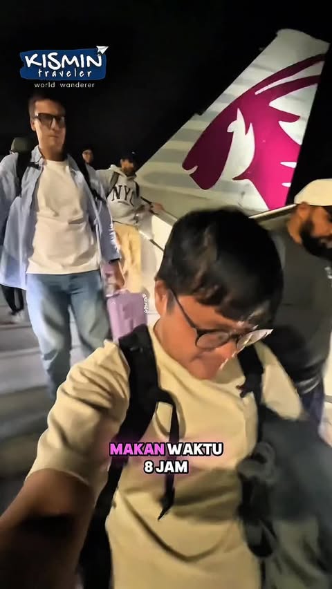 Instagram post by @kismintraveler for Qatar Airways. Caption reads: [...] tiket dadakan maskapai terbaik dunia....