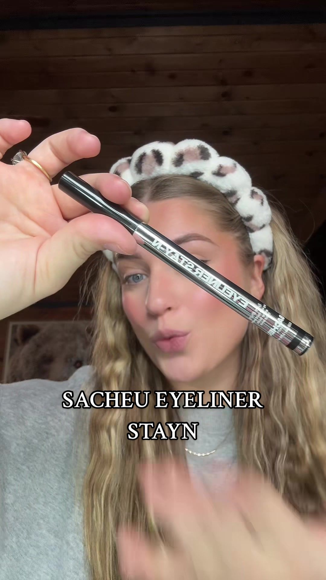 TikTok post by @kinsylbell for Sacheu. Caption reads: @SACHEU Beauty US #sacheueyelinerstayn [...].