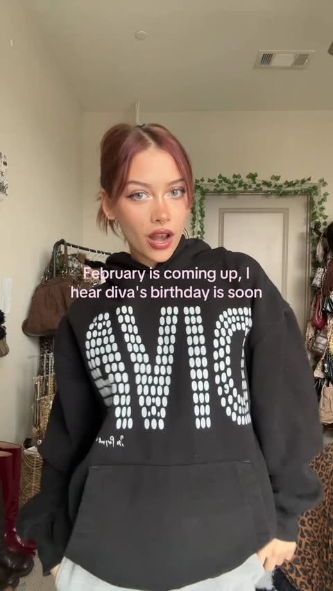 Instagram post by @isavramirez for In Print We Trust. Caption reads: [...] to post here lolzzz Hoodie from....