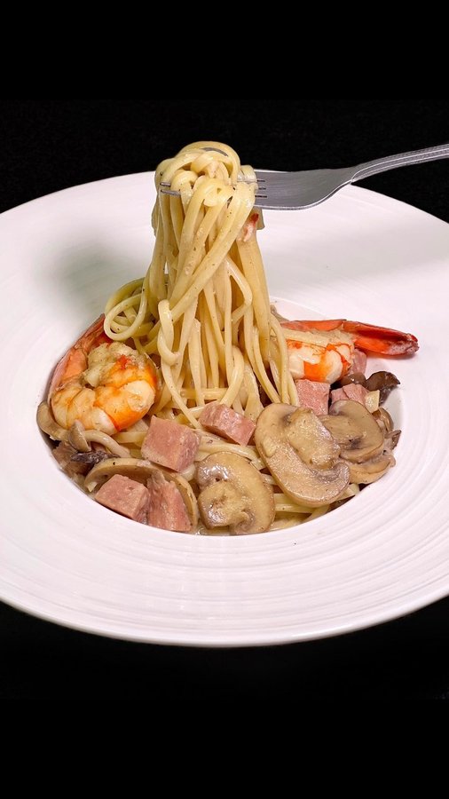 Instagram post by @fatspoting for The Straits Times. Caption reads: Over the long weekend, I whipped up a hearty dish....