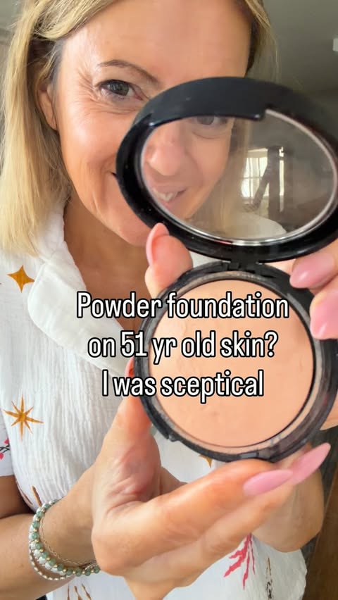 Instagram post by @carolem_beauty for Laura Geller Beauty. Caption reads: I was always told that on mature skin a powder....