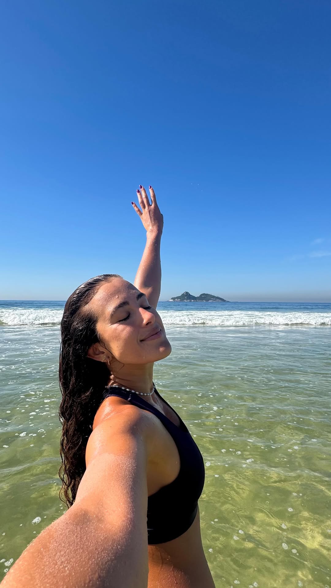 Instagram post by @nutrigabilobo for Insider Store. Caption reads: Dias que começam com vôlei de praia e lookinho da....