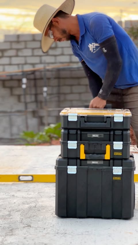 Instagram post by @mm.constroi for Stanley 1913. Caption reads: A melhor forma de agilizar seu trabalho começa na....