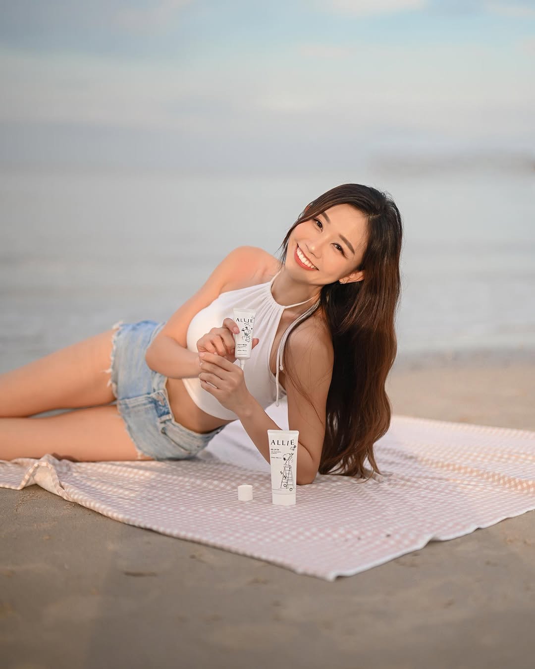 Instagram post by @joeytng for ALLIE. Caption reads: |
如果心情不好 就到户外去散散心 晒晒太阳 ☀️

Beach days made better....