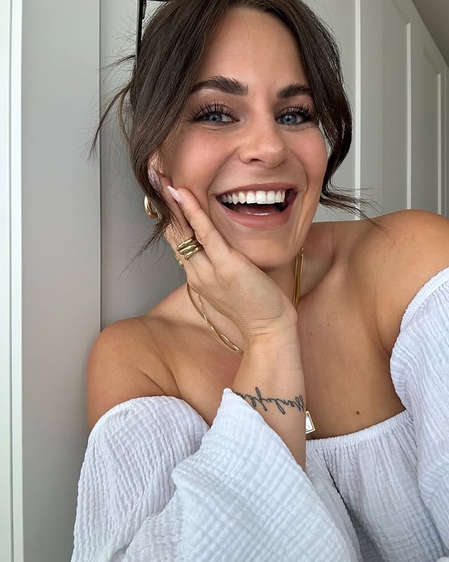 Instagram post by @krissiklr for PAUL VALENTINE. Caption reads: Happy Sunday <3

#me #selfie #selfiesunday #life....