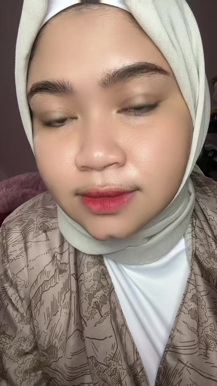TikTok post by @intan_lembata22 for MlenDiaryID. Caption reads: Yang gak punya kelopak mata sini@MlenDiaryID....