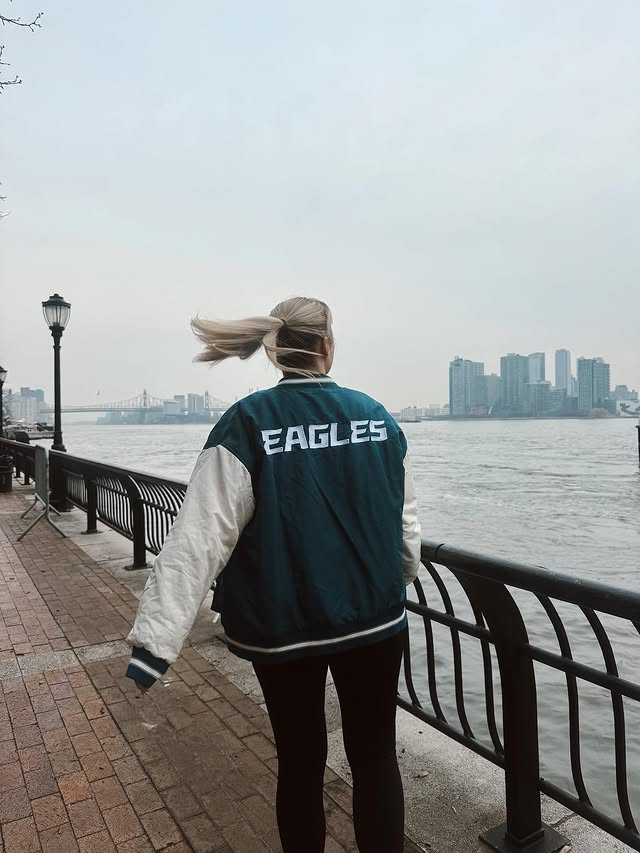 Instagram post by @kyleelauren for Rent the Runway. Caption reads: [...] 

✊🤏💚

#rtr #rtrmuses #rtrpartner....