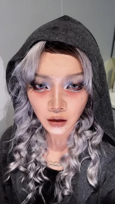 Instagram post by @josiezhou613 for JOOCYEE. Caption reads: [...] @MakeupRevolution maxi reloaded palette....