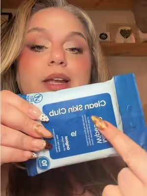 TikTok post by @maryandpalettes for Clean Skin Club. Caption reads: [...] con estas toallas desmaquillantes....