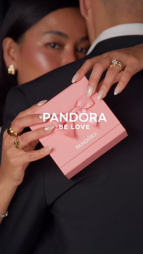 Instagram post by an influencer for Pandora. Caption reads: [...] gifts stay close @theofficialpandora 🌙✨....