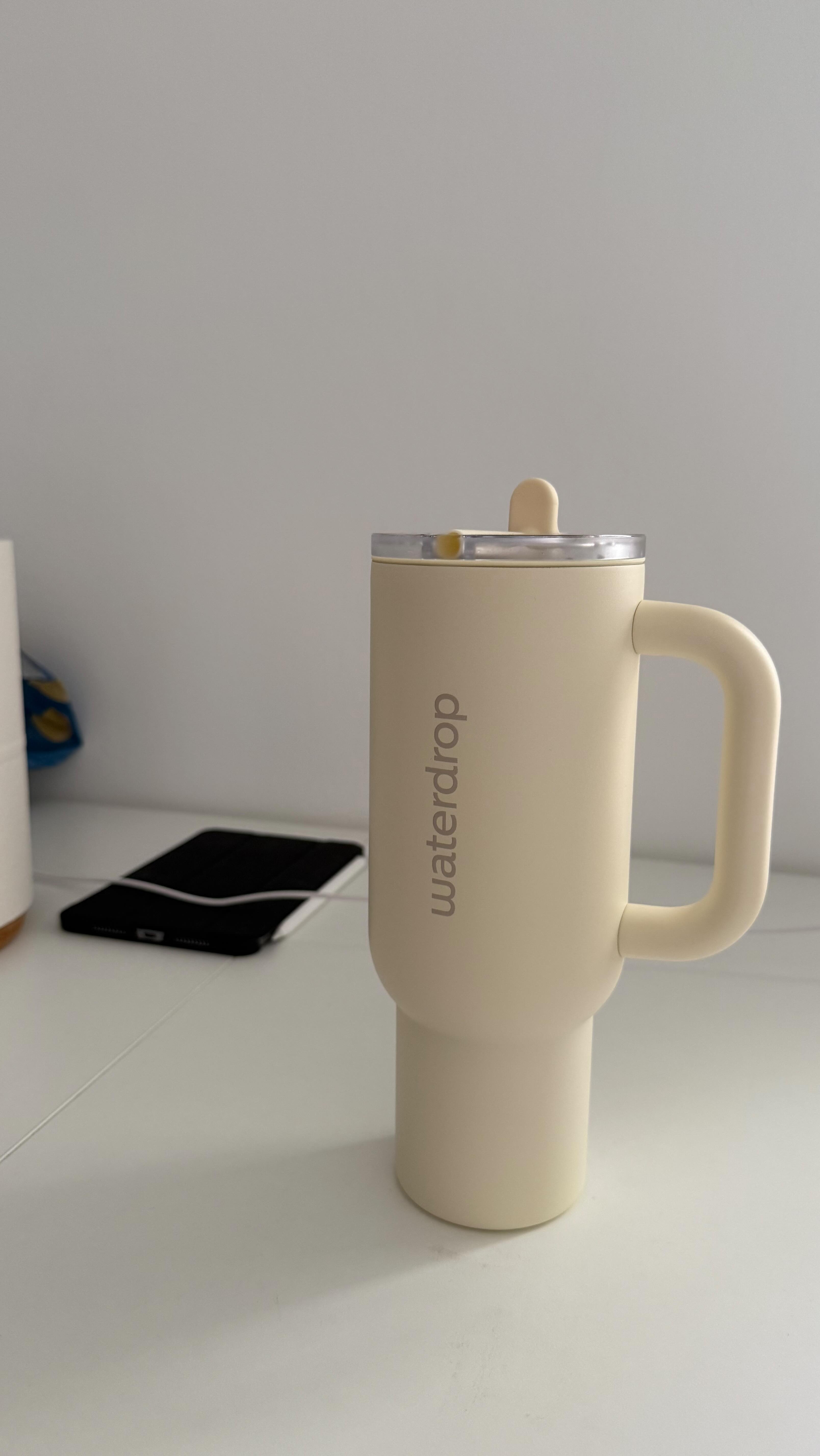 Instagram post by @shula.li for Waterdrop. Caption reads: Llevo una semana y ya me he arrepentido de esta....