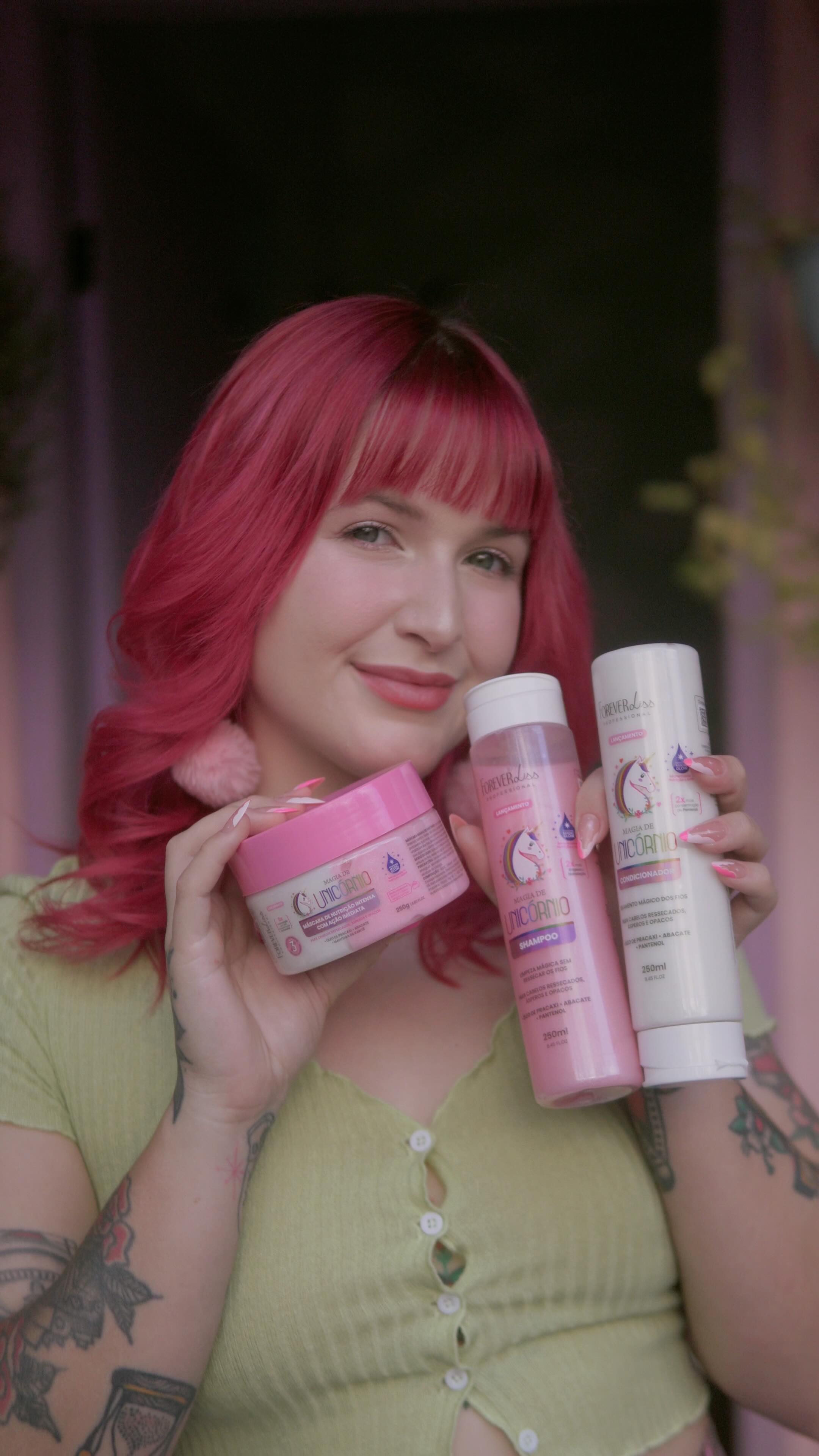 Instagram post by @drikaa_ for Forever Liss. Caption reads: A nutrição mágica que meu cabelo ama 🩷🦄✨....