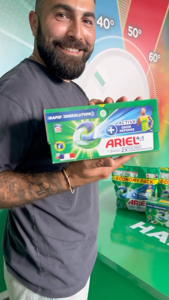 Instagram post by @carlos_dacostaa for Ariel India. Caption reads: Plongée dans les coulisses des laveries du Village....
