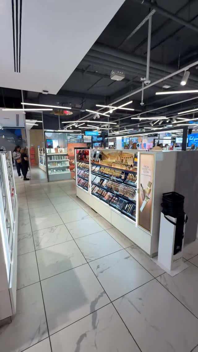 Instagram post by @kelseygriffinn for Mark Hill Hair. Caption reads: honey I was shocked!! this Boots location was....