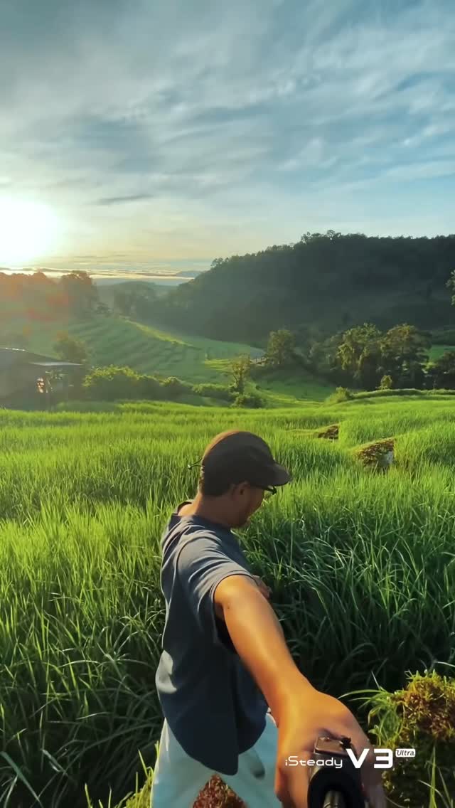 Instagram post by @artrachen for Hohem. Caption reads: 🌿🍃 Hohem iSteady V3 Ultra ✨🍃 [...].