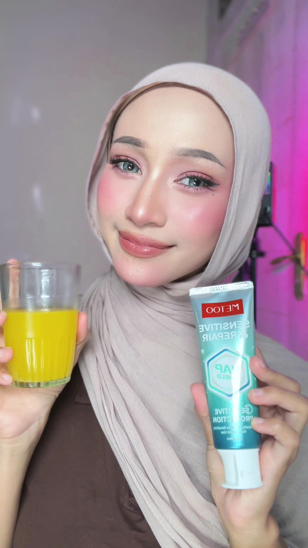TikTok post by @callmelyanaa_ for Metoo Beauty. Caption reads: [...] sekarang udah pake past gigi nya @Metoo....