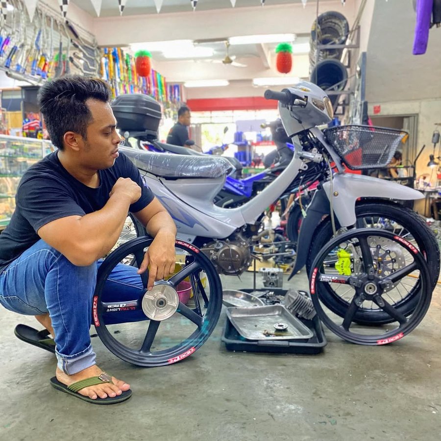 Instagram post by @hamadymolik for HM MACHINE PROJECT. Caption reads: sakit hmc semakin pulih .. so da boleh siapkan....