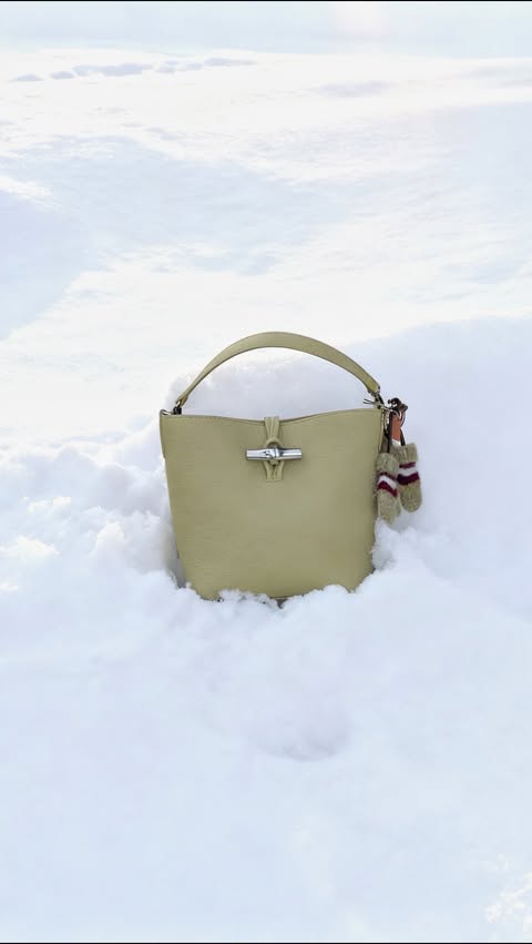 Instagram post by @pretemoitaveste for Longchamp. Caption reads: 3 perfect cold days with @longchamp ☕️❄️🤍....