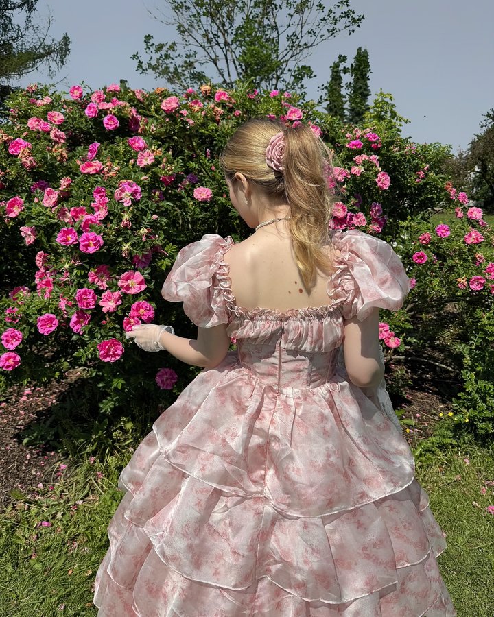 Instagram post by @anrufous for ZAPAKA. Caption reads: [...] Whistledown’s approval 🕯️📜🎀✨

Dress:....