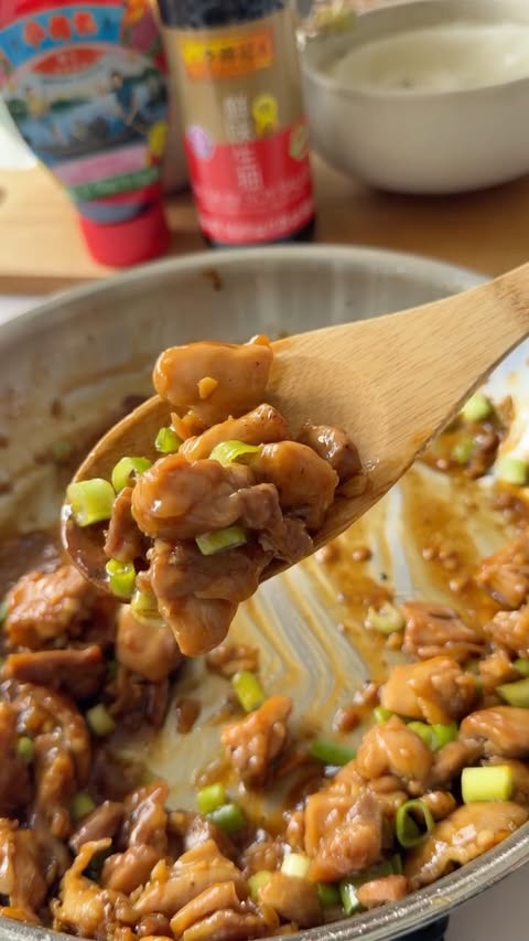 Instagram post by @behappyfoodie for Lee Kum Kee. Caption reads: [...] sticky chicken at home. I chose Lee Kum....