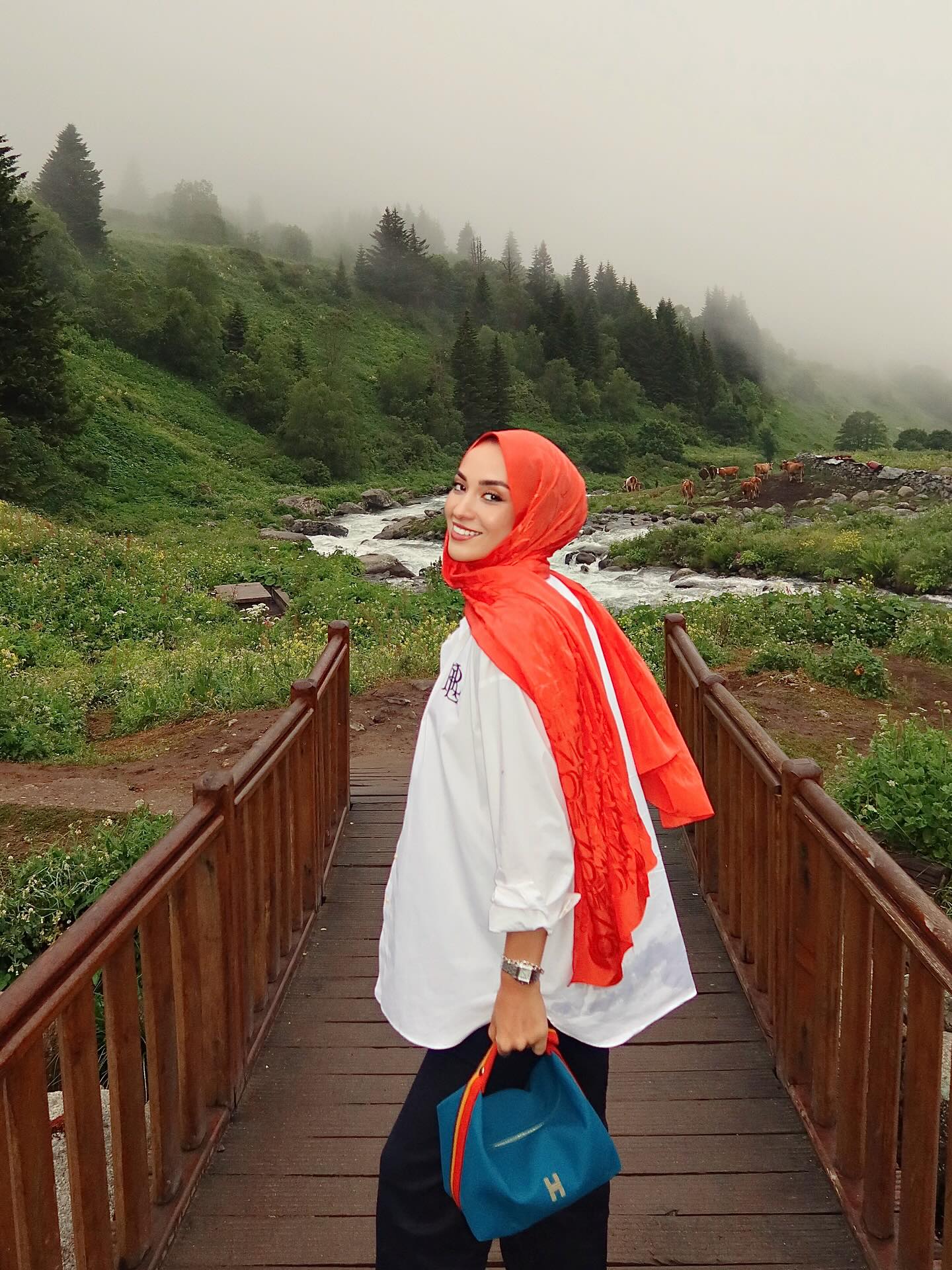Instagram post by @senaseveer for Imannoor. Caption reads: Yayla çiçeği misin balamm🧡

@imannoor #reklam.