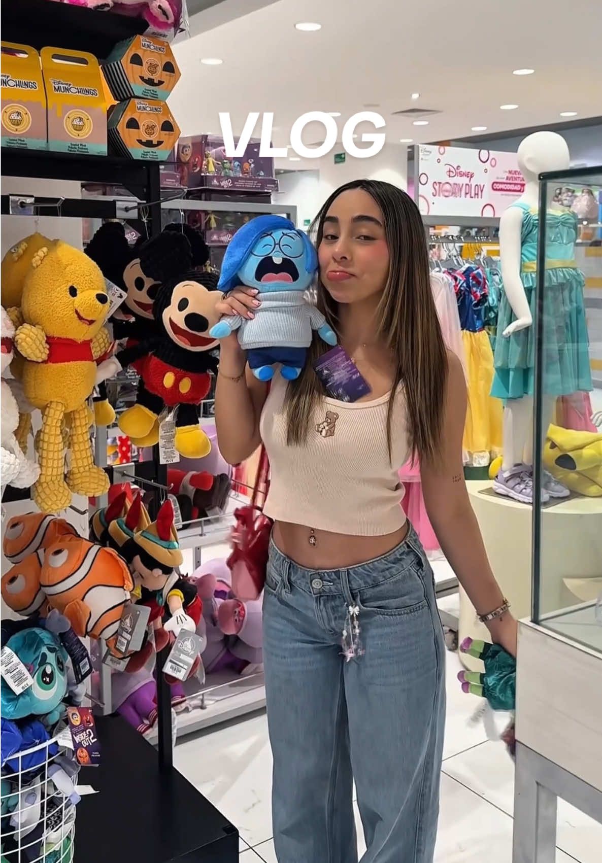 TikTok post by @soybrengarza for Liverpool. Caption reads: Acompáñenme 🫶🏼💖 #DisneyStoreEnLiverpool ....