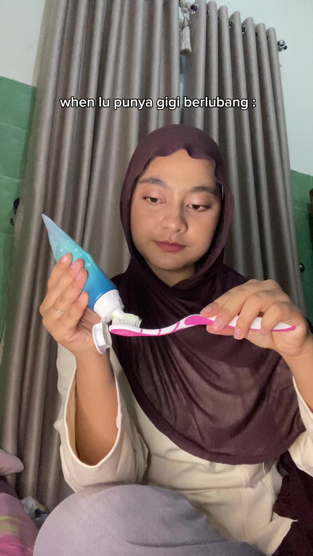 TikTok post by @ctkeisya_ for Metooo. Caption reads: aman saja giginya kalo pake ini hihi @Metoo Beauty....