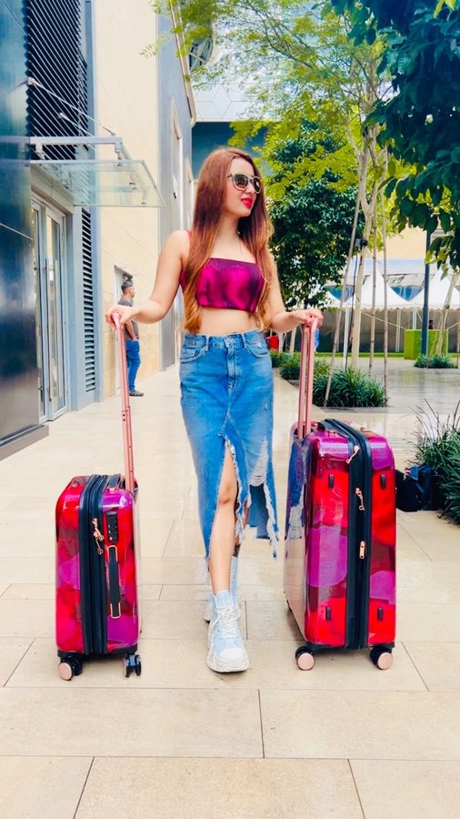 Instagram post by @samaira_bellasimo for it Luggage. Caption reads: [...] many clothes for a weekend trip.❤️

It....