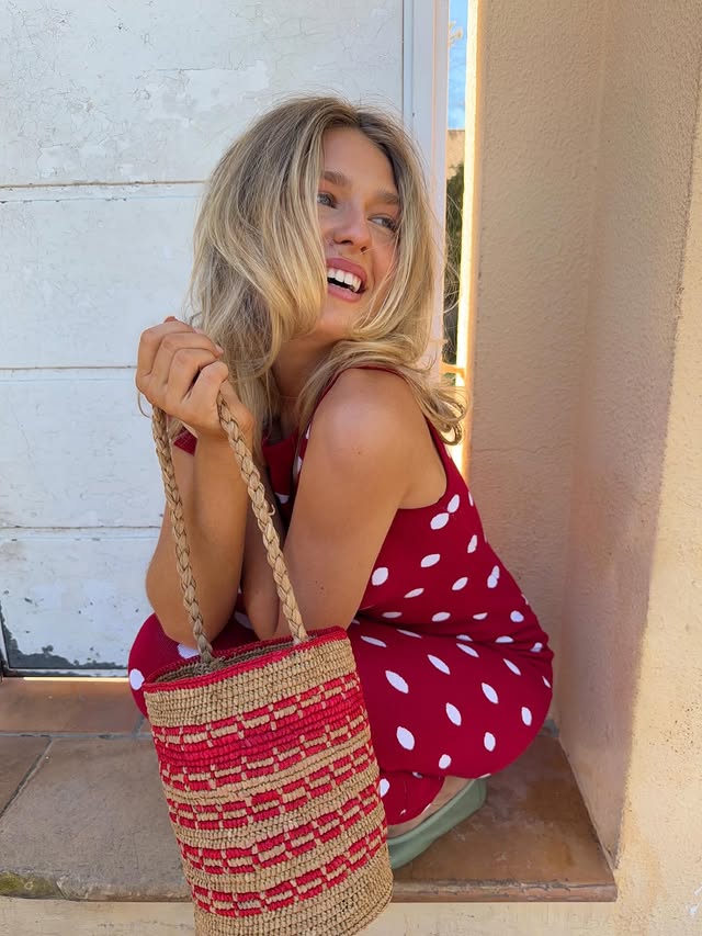 Instagram post by @llolarosalie for Rouje. Caption reads: you’ll find me in Mallorca🌹 @rouje / Anzeige.