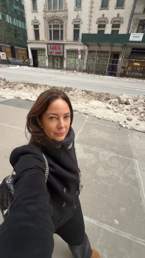 Instagram post by @kara_a_mendelsohn for Augustinus Bader. Caption reads: [...] 57th street has an amazing @augustinusbader....