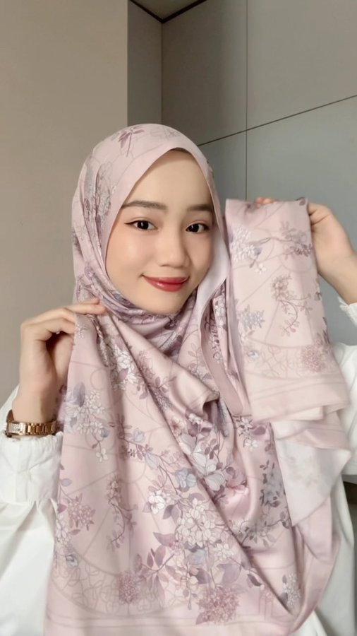 Instagram post by @munirahjay for TudungPeople. Caption reads: [...] time, this pretty printed is from....