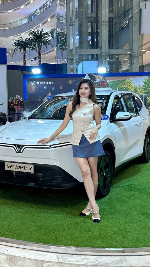 Instagram post by @meivellyna for VinFast Vietnam. Caption reads: Live Life with Relief bersama VinFast VF MPV 7....
