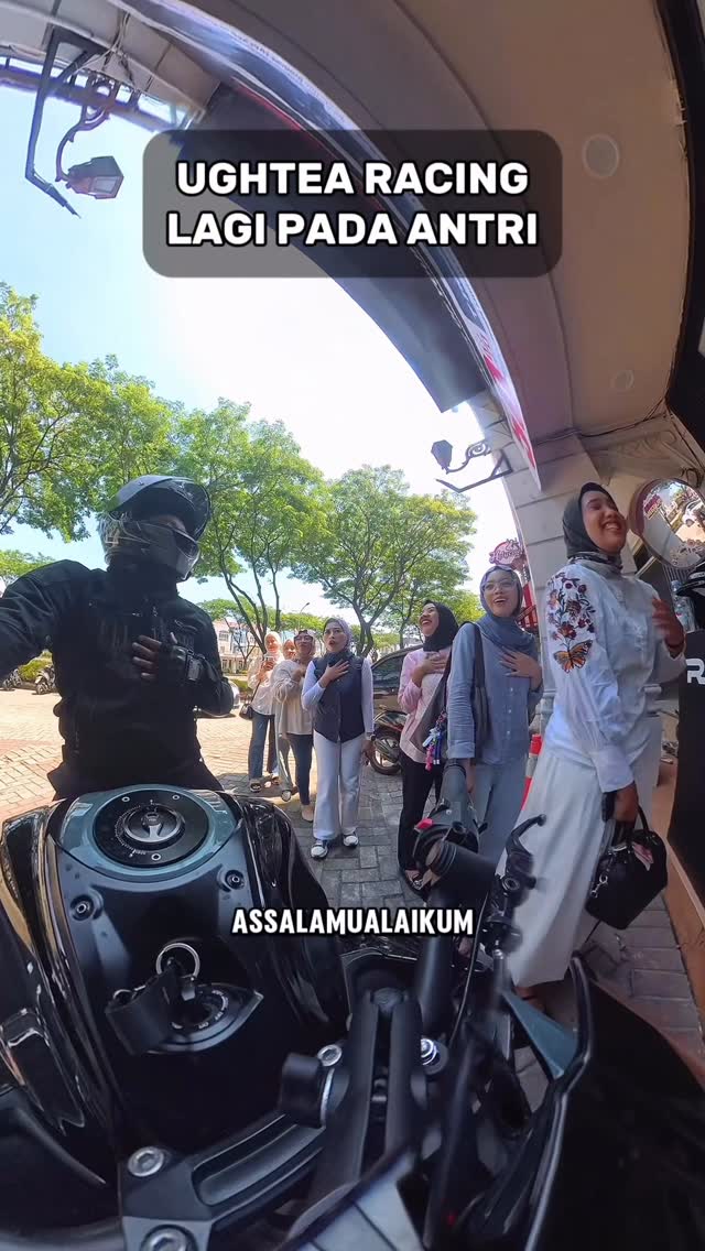 Instagram post by @mr.novembeer for RSV HELMET. Caption reads: Kirain pada antri apaan, ternyata ada yang baru....