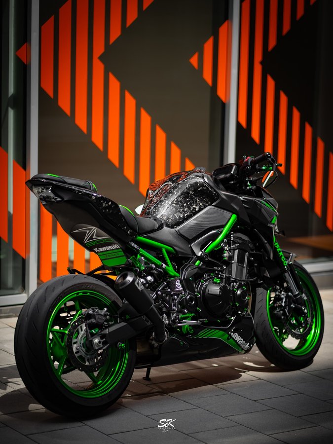 Instagram post by @kawasekco for Dainese. Caption reads: 𝑳𝑶𝑶𝑲 𝑨𝑻 𝑻𝑯𝑬 𝑩𝑶𝑫𝒀 ✨

Hier sieht man....