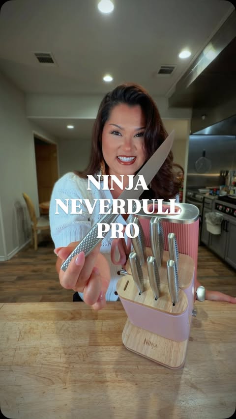 Instagram post by @ericasherwood_ for Ninja Kitchen. Caption reads: [...] a 10-year sharpness guarantee 🙌🏻....