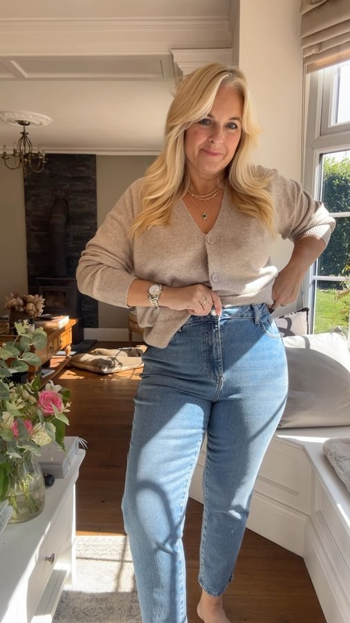 Instagram post by an influencer for New Look. Caption reads: [...] 3 everyday outfits with @newlook denim 👖....