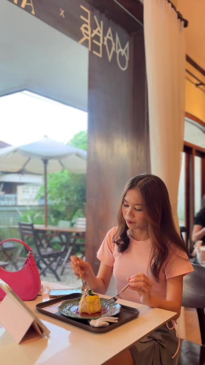 TikTok post by @araadiaryy__ for Metoo Beauty. Caption reads: [...] spray biar nafas tetep segar!⭐️🩷 @Metoo....