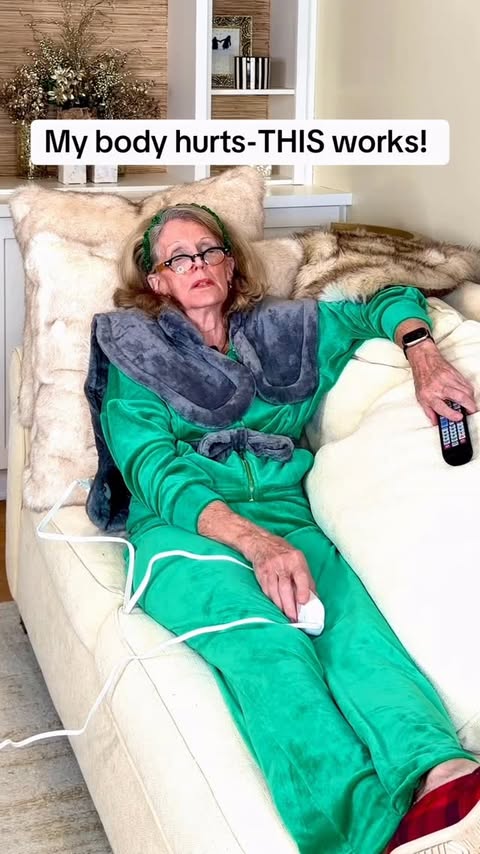 Instagram post by @agewithstyle_ for RENPHO. Caption reads: [...] Go to....