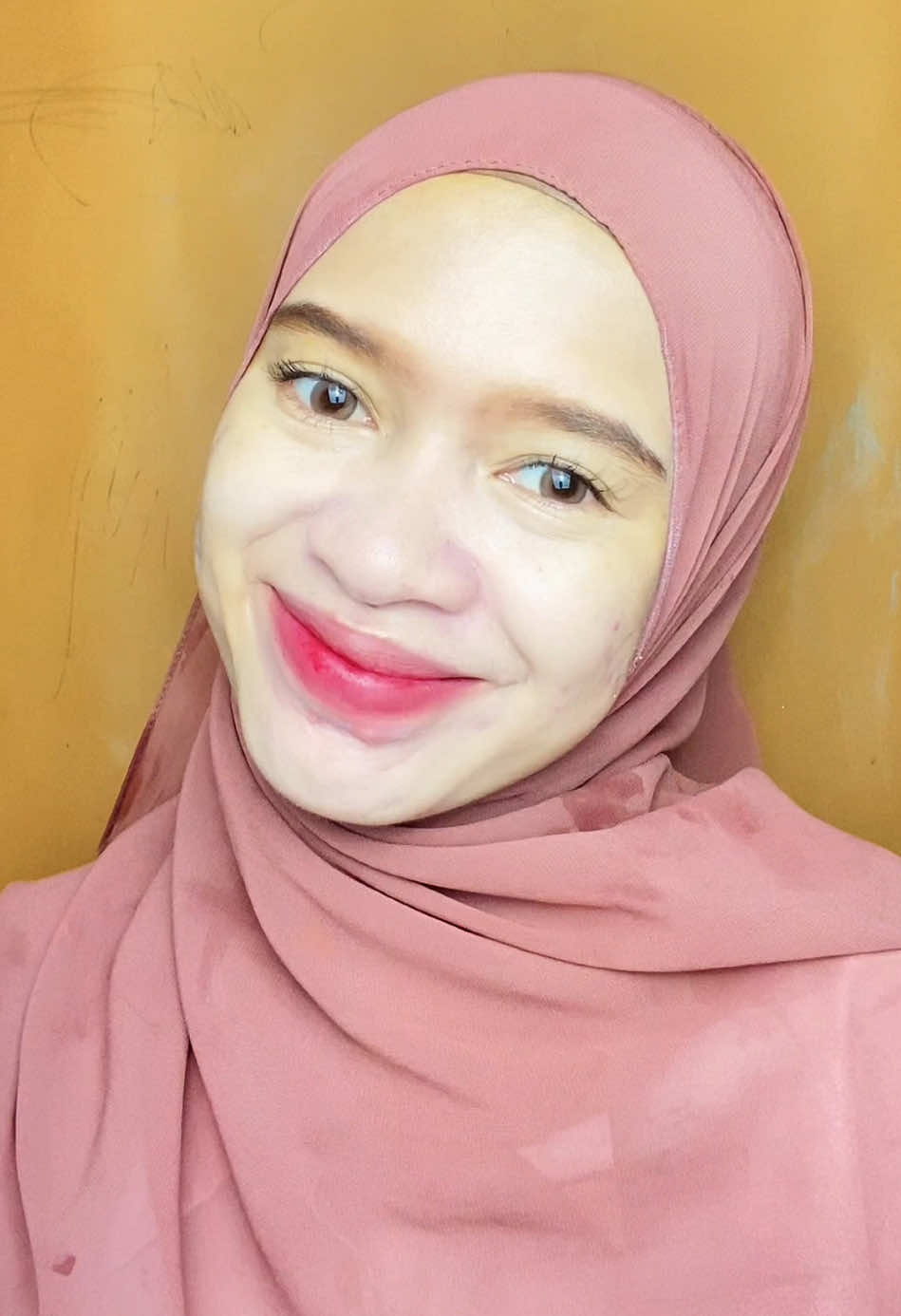 TikTok post by @haneensbeauty for Glow & Lovely Arabia. Caption reads: ini dia rahasia cara dapetin glass skin kayak gini....